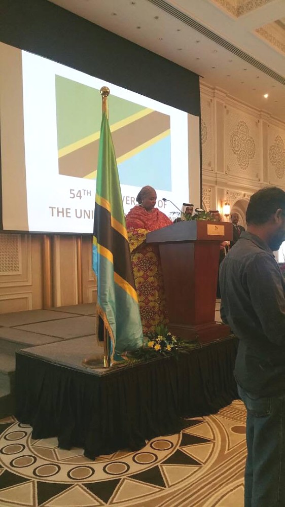 Balozi wa Tanzania nchini Qatar Mheshimiwa Fatma Rajab akitoa hotuba wakati wa Sherehe za kuadhimisha Muungano wa Tanganyika na Zanzibar