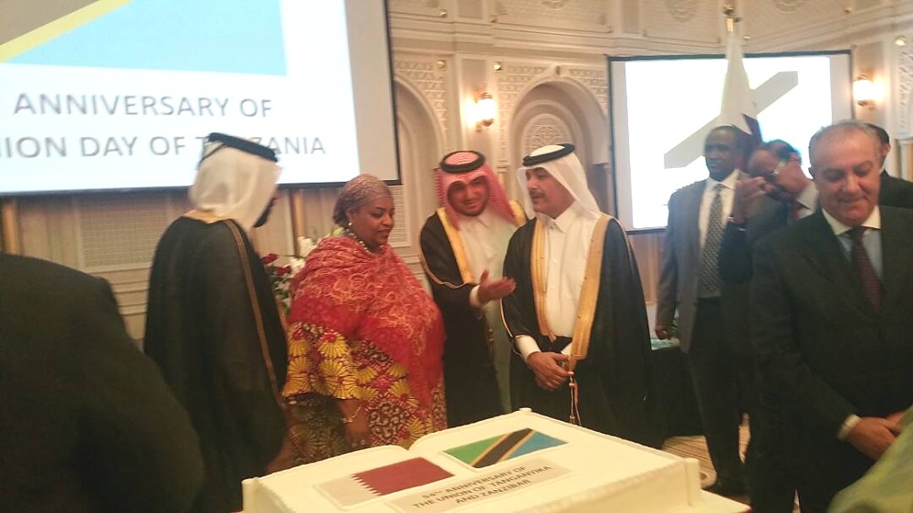 Balozi Fatma Rajab akiwa na viongozi mbalimbali wa Serikali ya Qatar